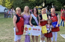 Pięć kobiet w odświętnych strojach ludowych i balowych oraz jedna mala dziewczynka. Sceneria festiwalowa 